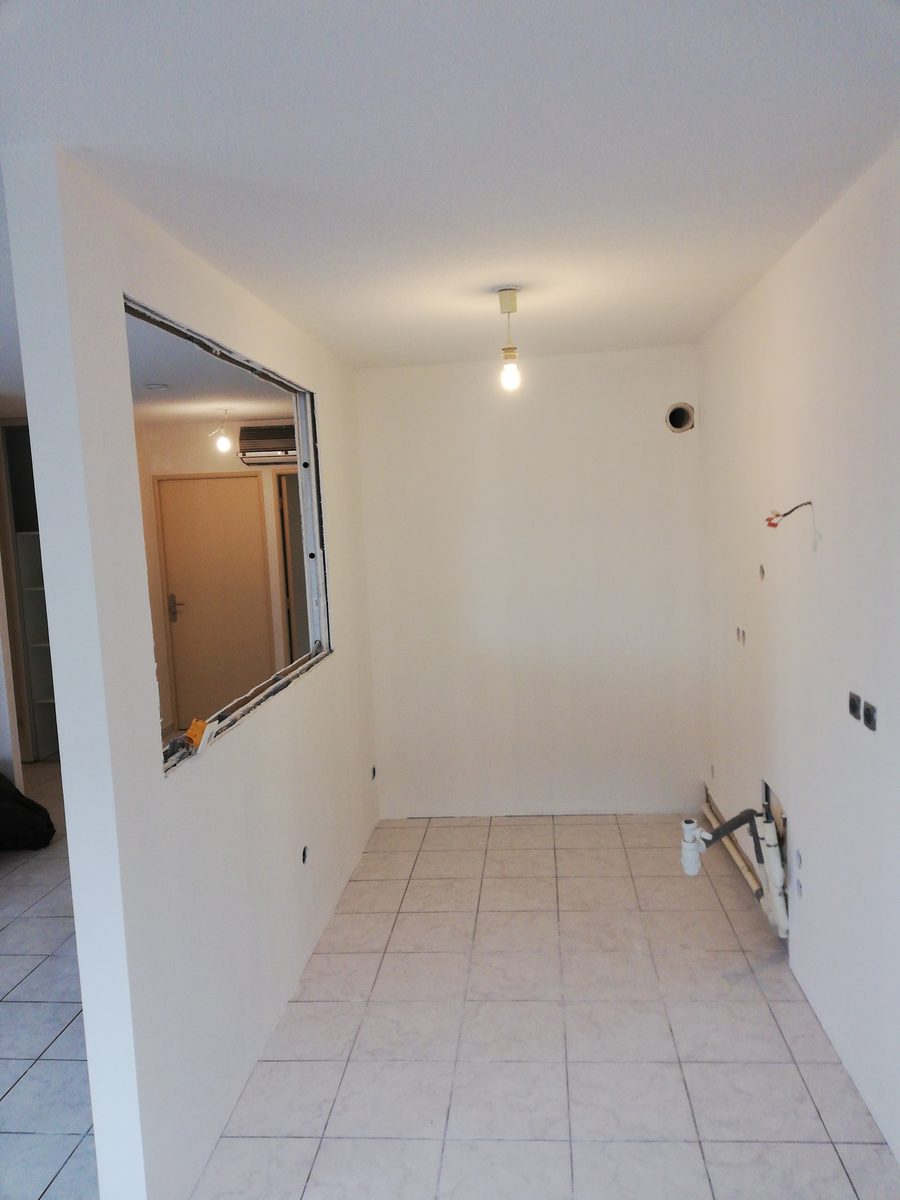 Cloison en placo avec bandes et enduits terminés, prête à recevoir la peinture.